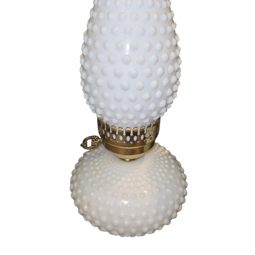 VINTAGE MILK GLASS AND ELECTRIC Pair BOUDOIR LAMPS MILK GLASS‎ HOBNAIL CHIMNEY - Picture 7 of 14